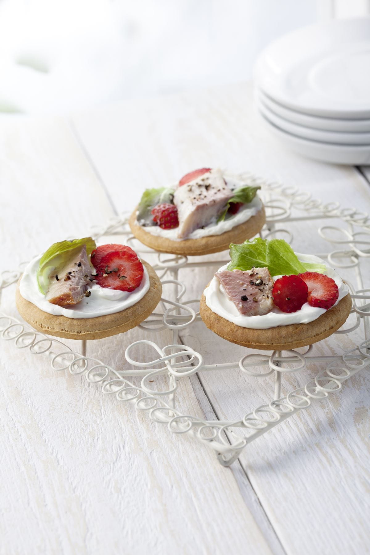 recipe image Herzhafte Minipizzen mit Erdbeeren und Räucherfisch