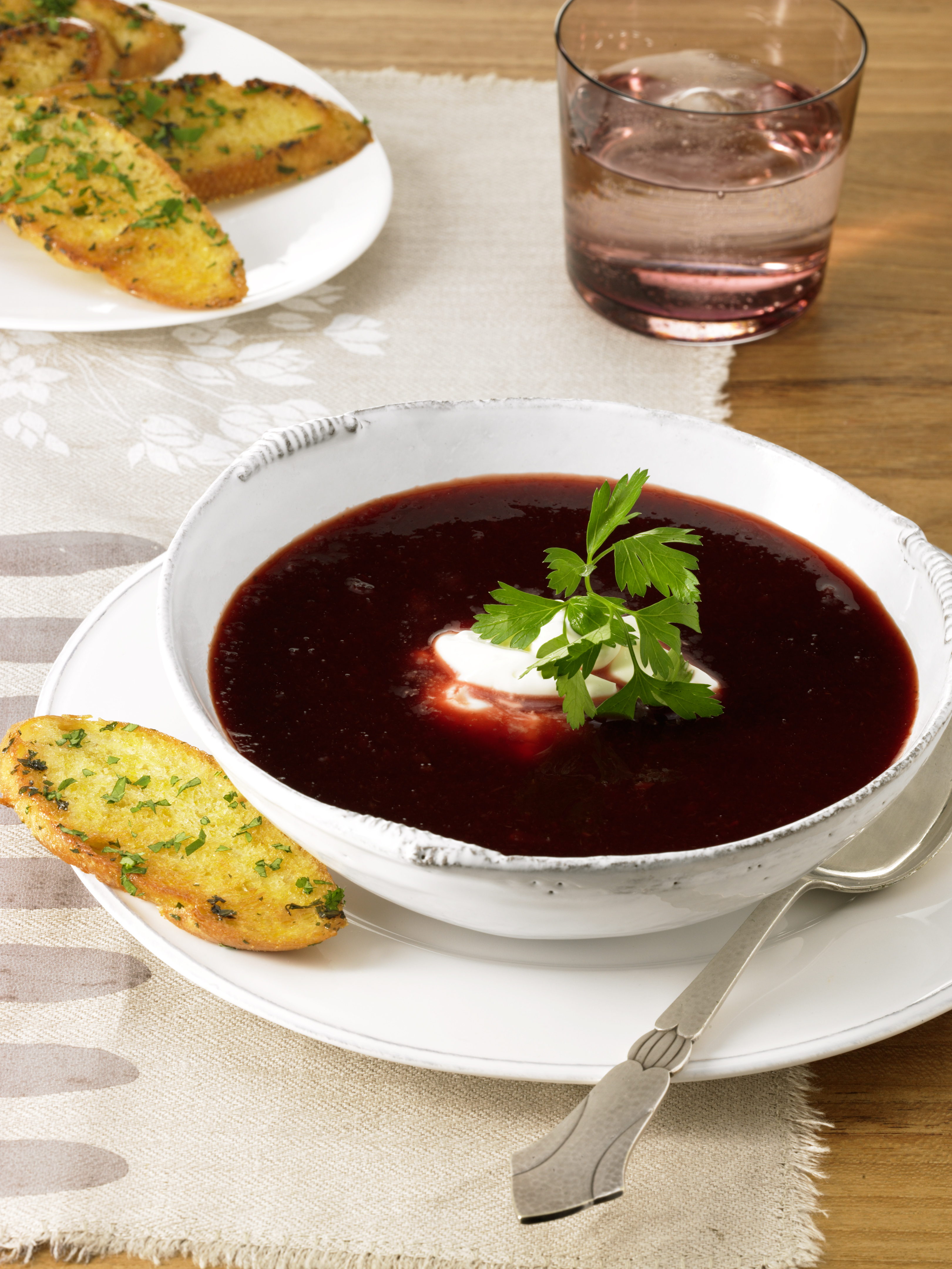 recipe image Rote Beete Suppe mit karamellisierten Baguettescheiben