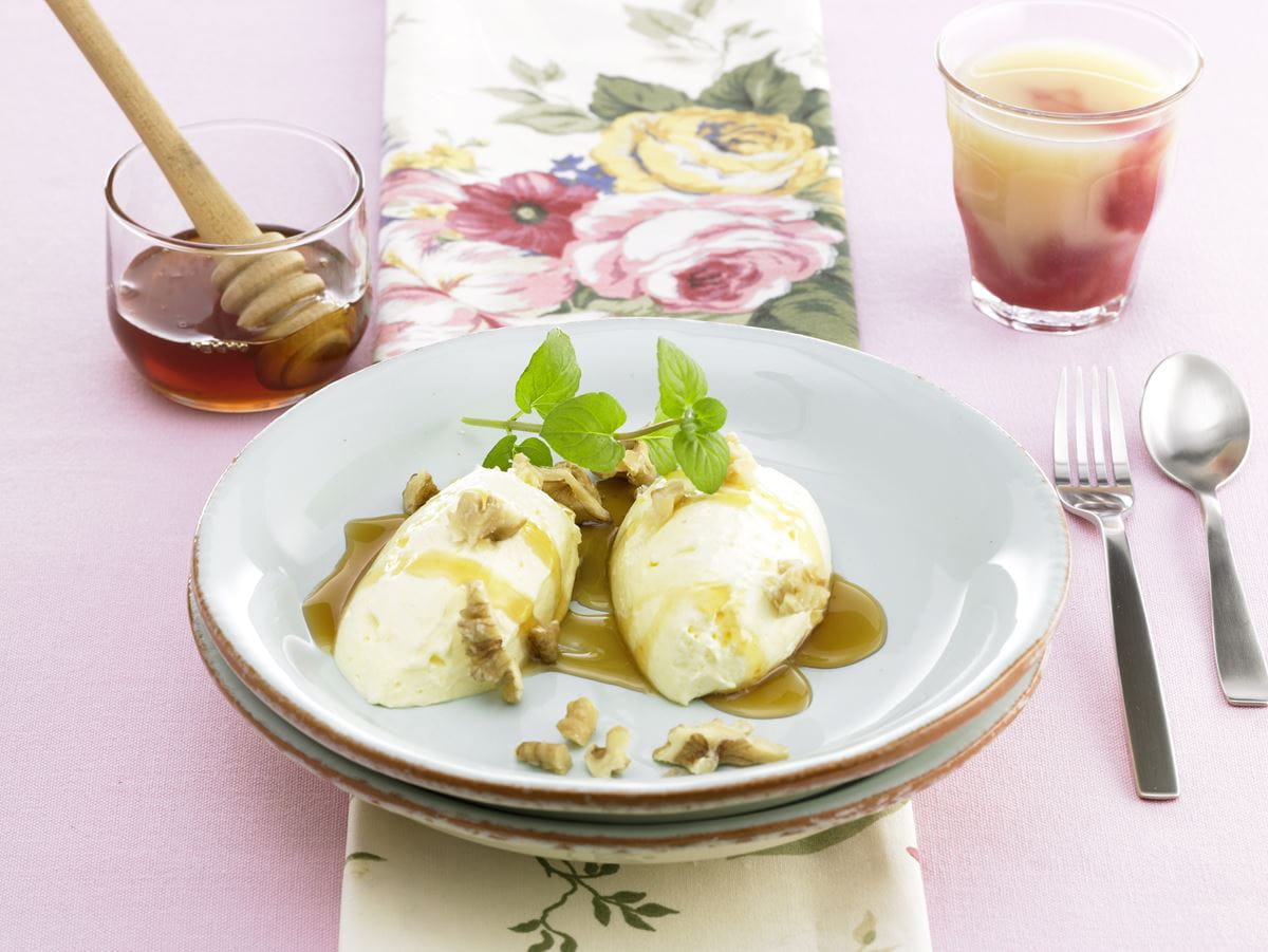 recipe image Joghurtmousse mit Honig und Walnüssen