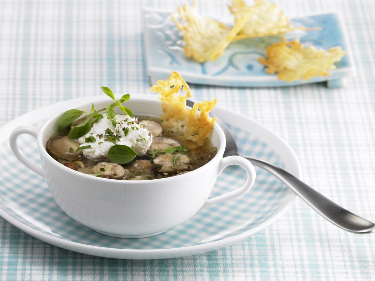 recipe image Klare Pilzsuppe mit Majoran-Cremefine