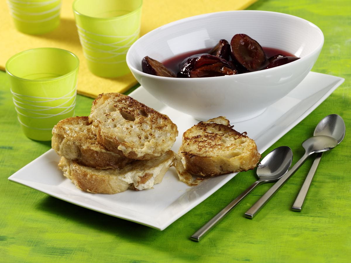 recipe image Knusprige Baguettescheiben mit Pflaumenkompott