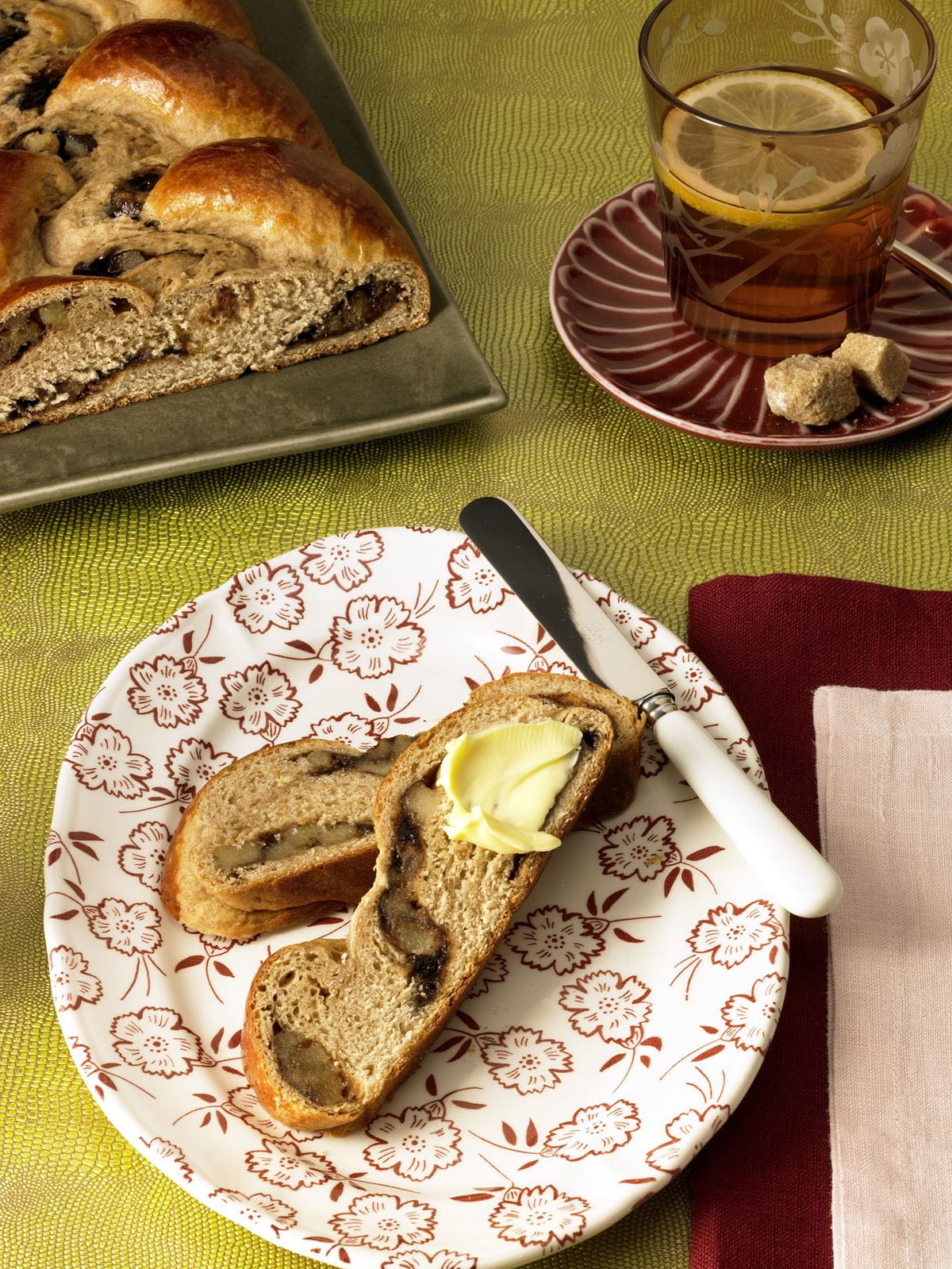 recipe image Hefezopf mit Pflaumenmus und Marzipan