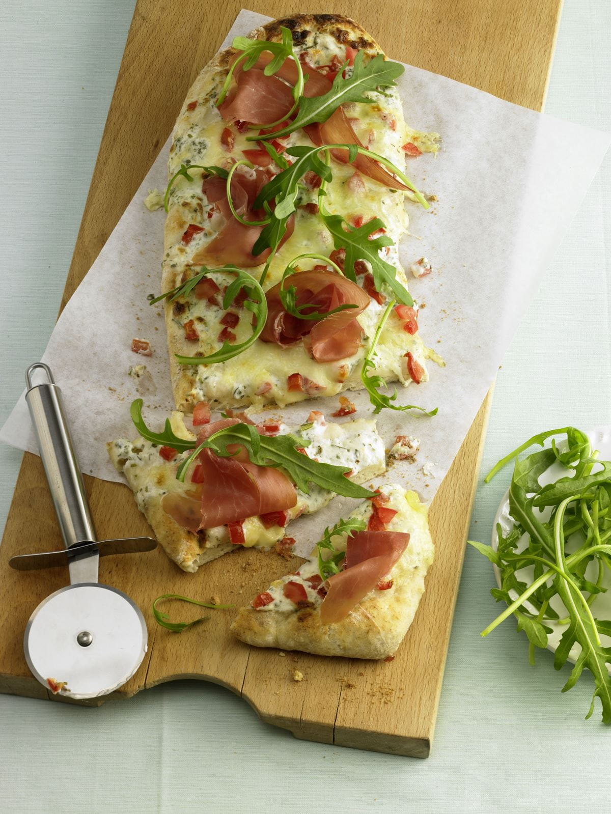 recipe image Pizza mit Cremefine, Serranoschinken und Rucola