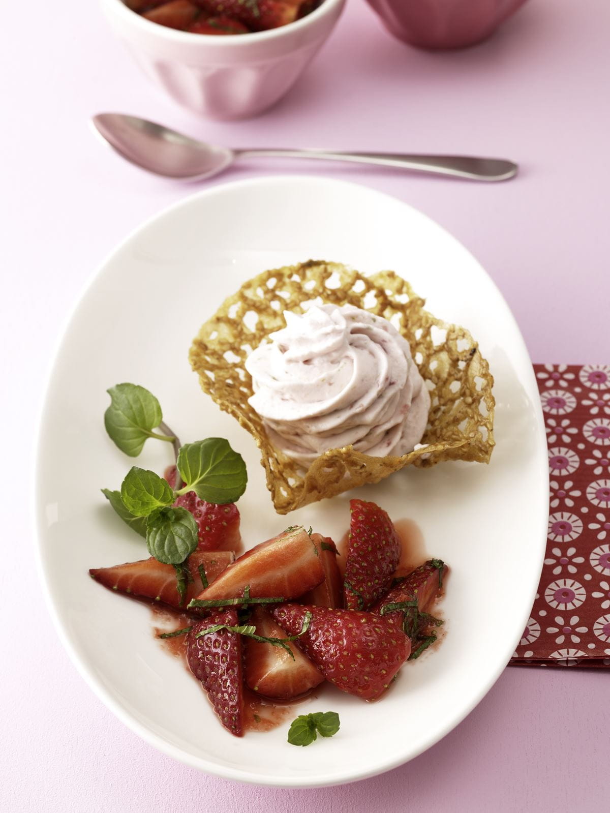 recipe image Erdbeer-Mousse im Sesamkörbchen