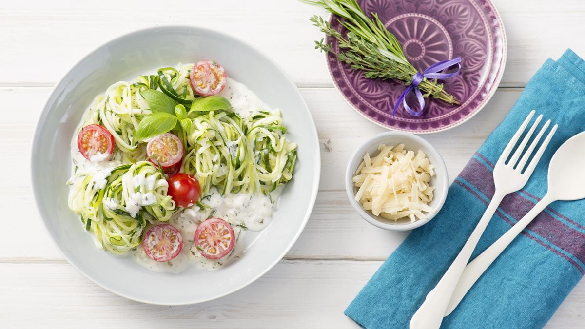 recipe image Zucchini-Spaghetti mit Kräutersoße