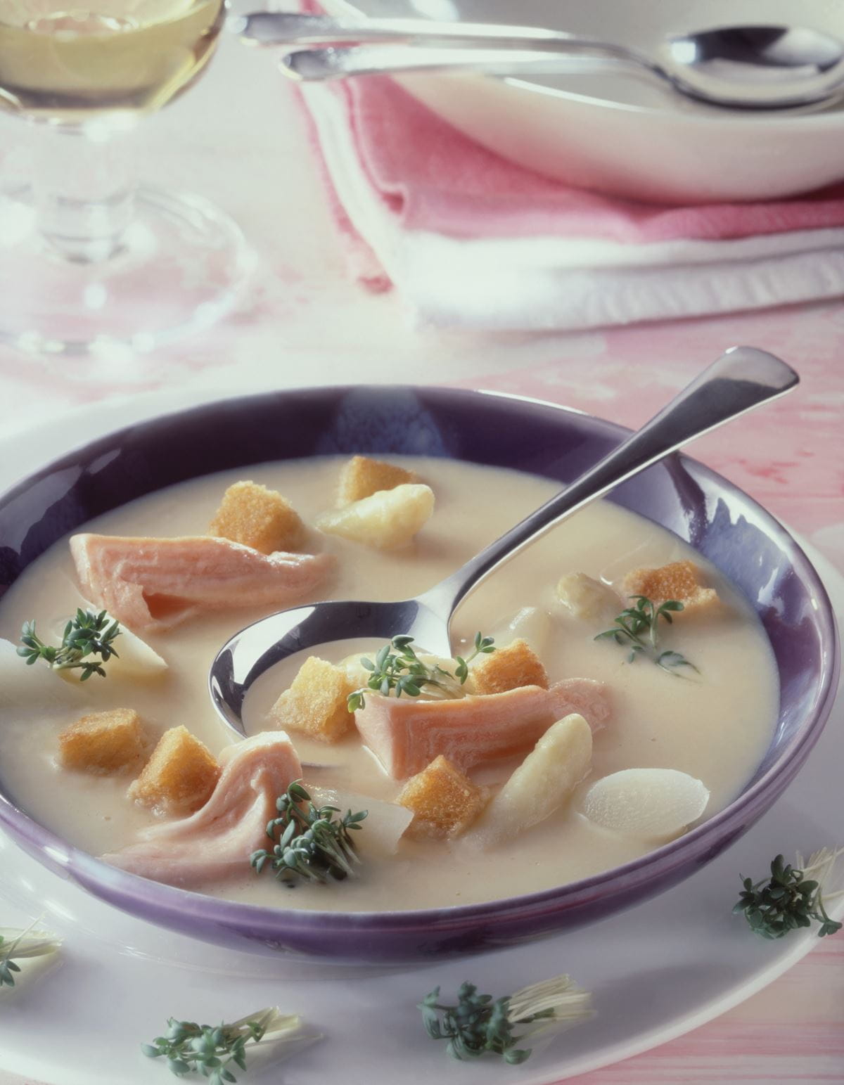 recipe image Kalte Kartoffel-Spargelsuppe mit geräucherter Forelle