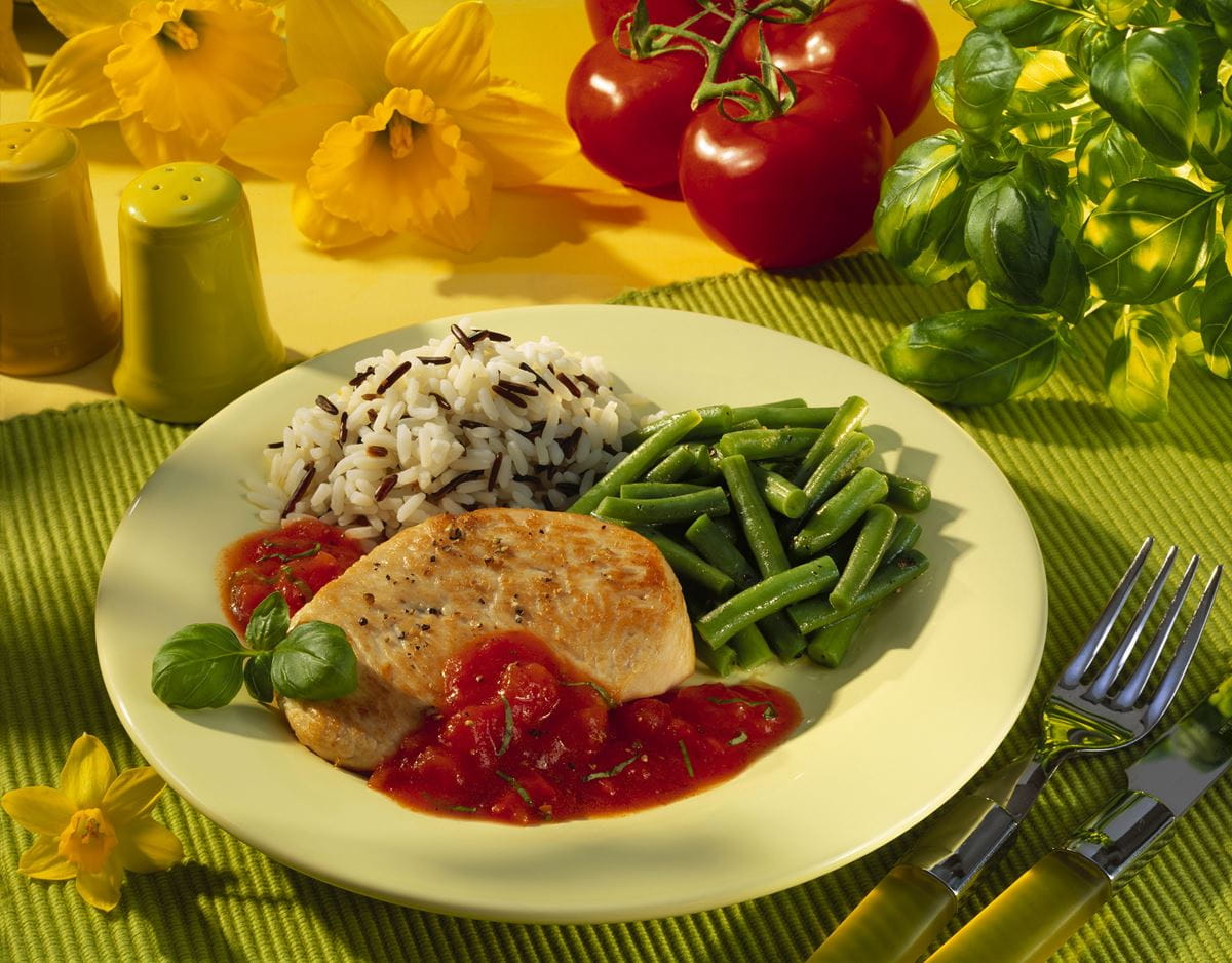 recipe image Putenmedaillons mit Tomaten-Basilikum-Sauce