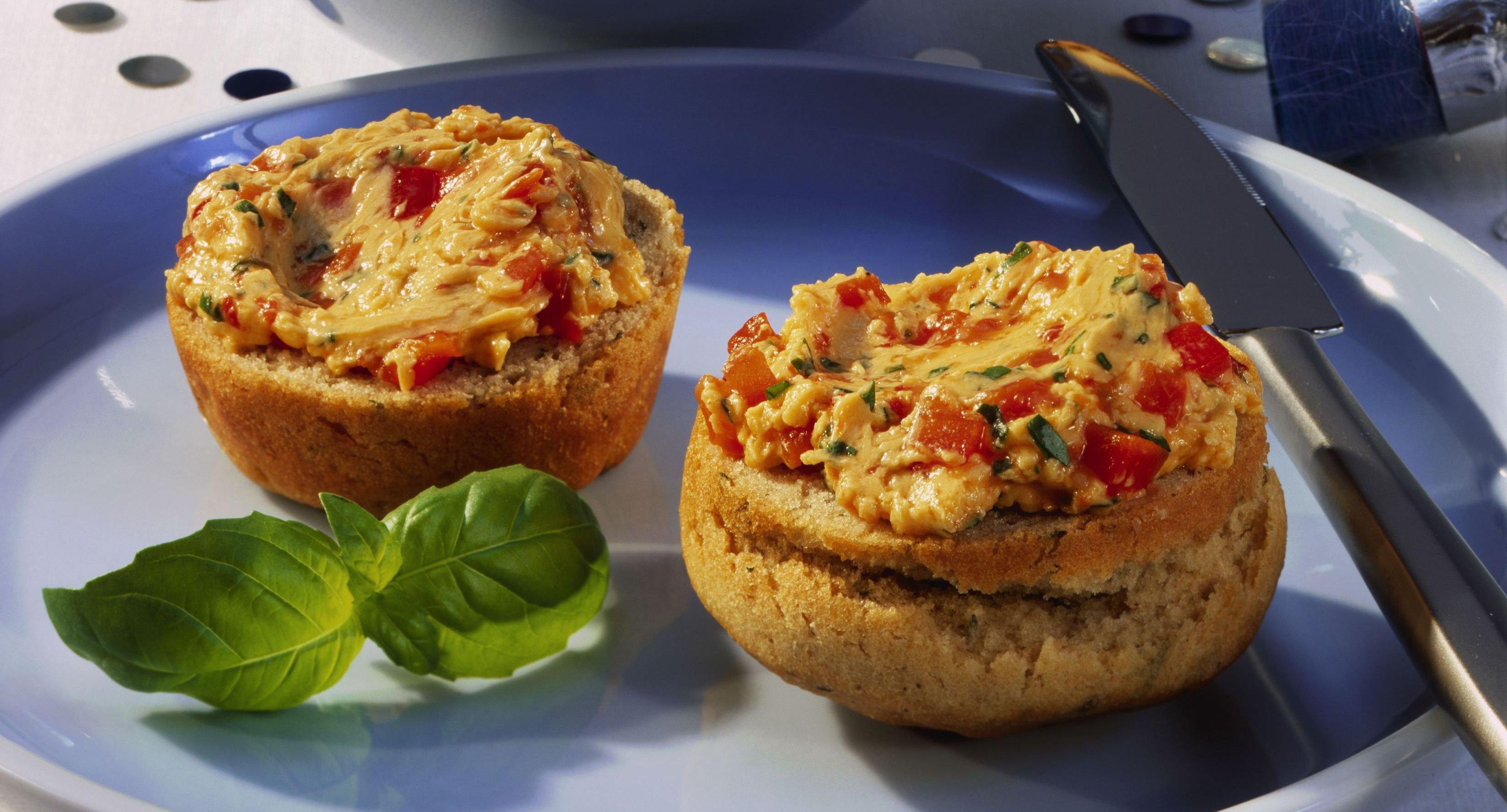 recipe image Herzhafter Paprikaaufstrich auf Silvesterknaller