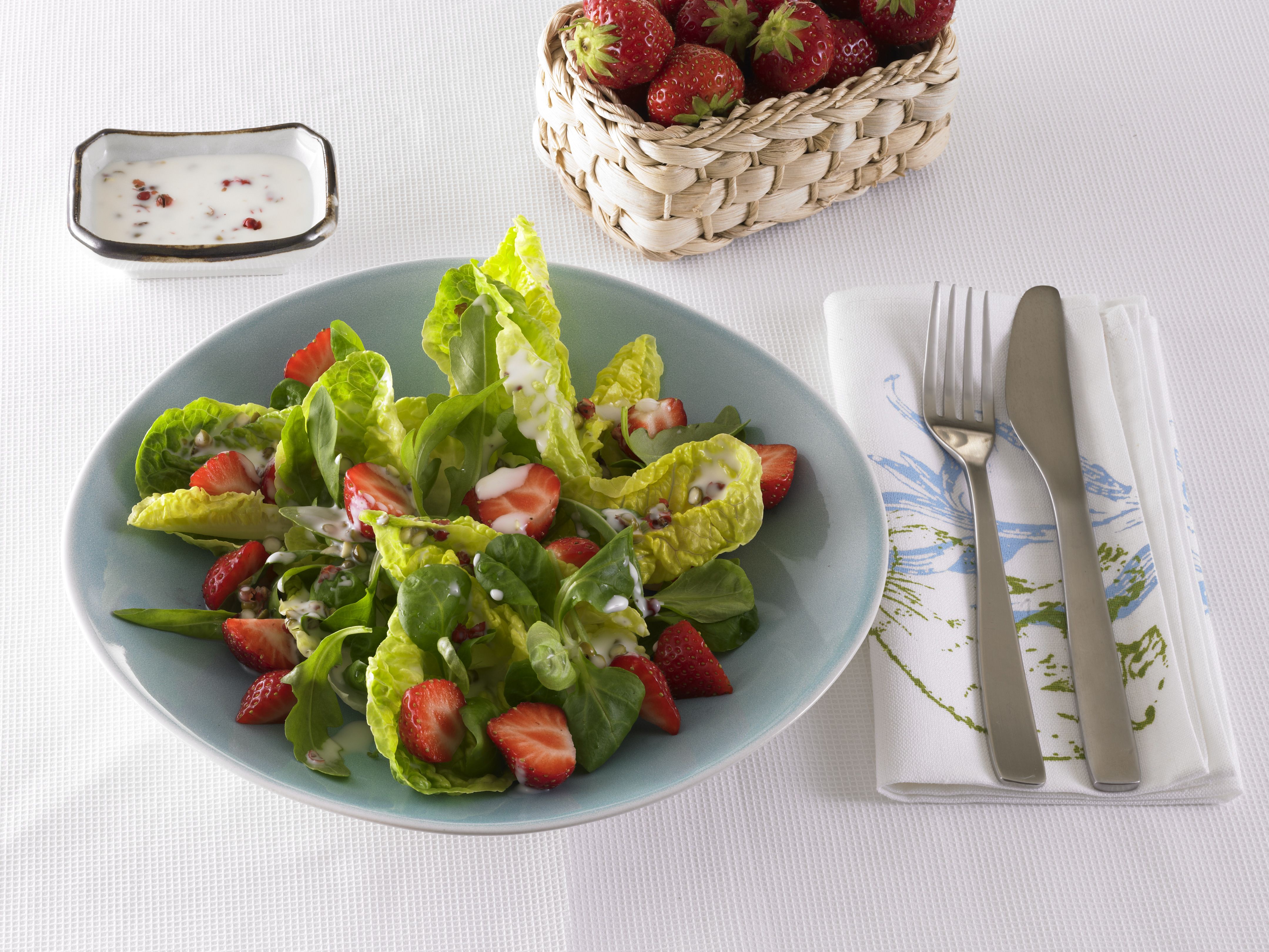 recipe image Blattsalat mit Erdbeeren