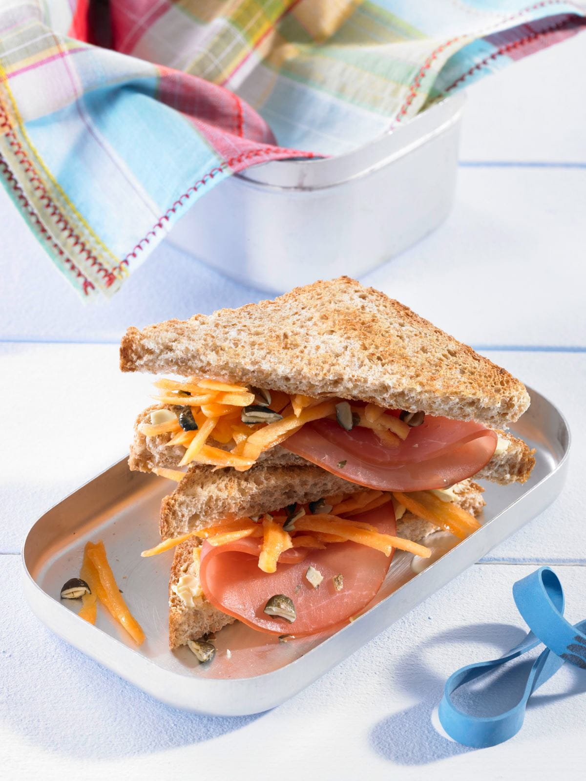 recipe image Vollkorntoast mit Rama, Lachsschinken und Kürbiskernen