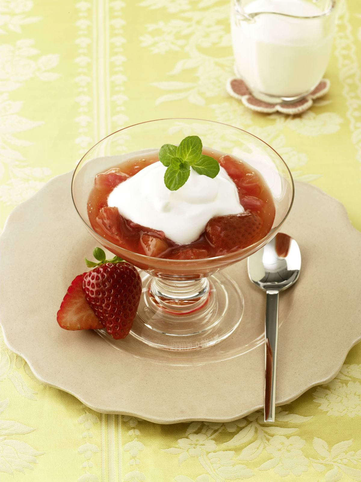 recipe image Erdbeer-Rhabarber-Kompott mit Weinschaum