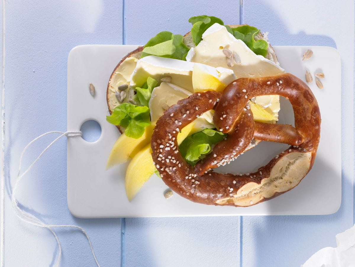 recipe image Laugenbrezel mit Mango und Brie