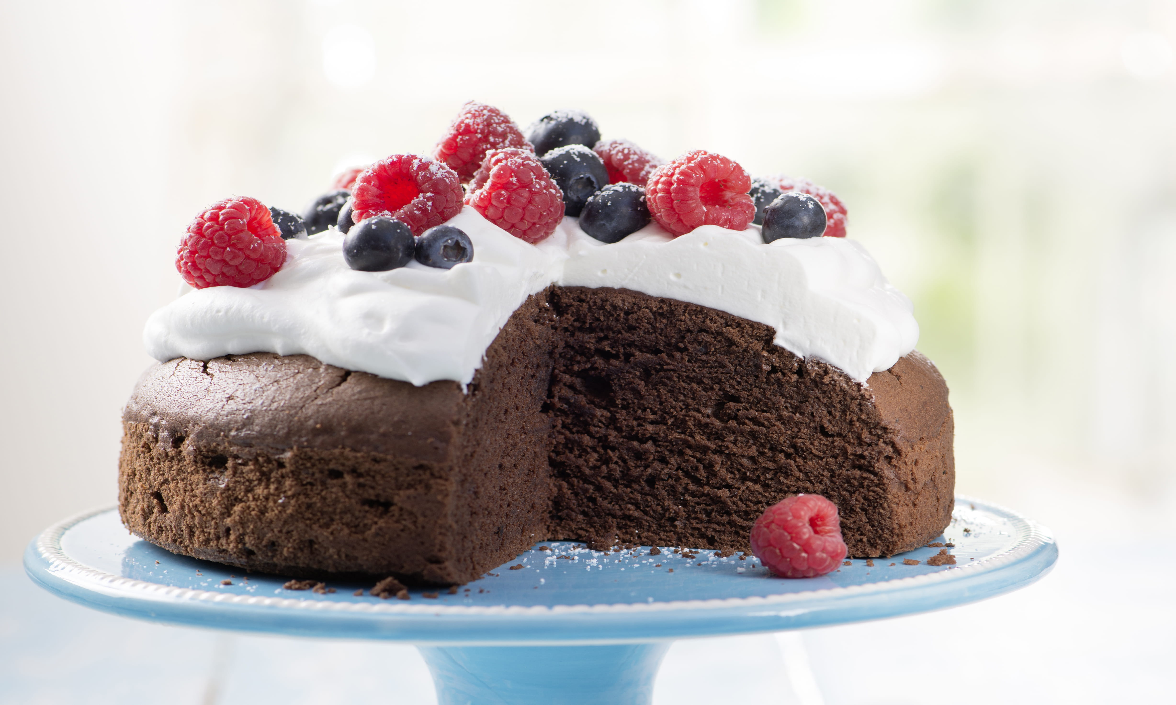 Schokoladenkuchen mit Beeren