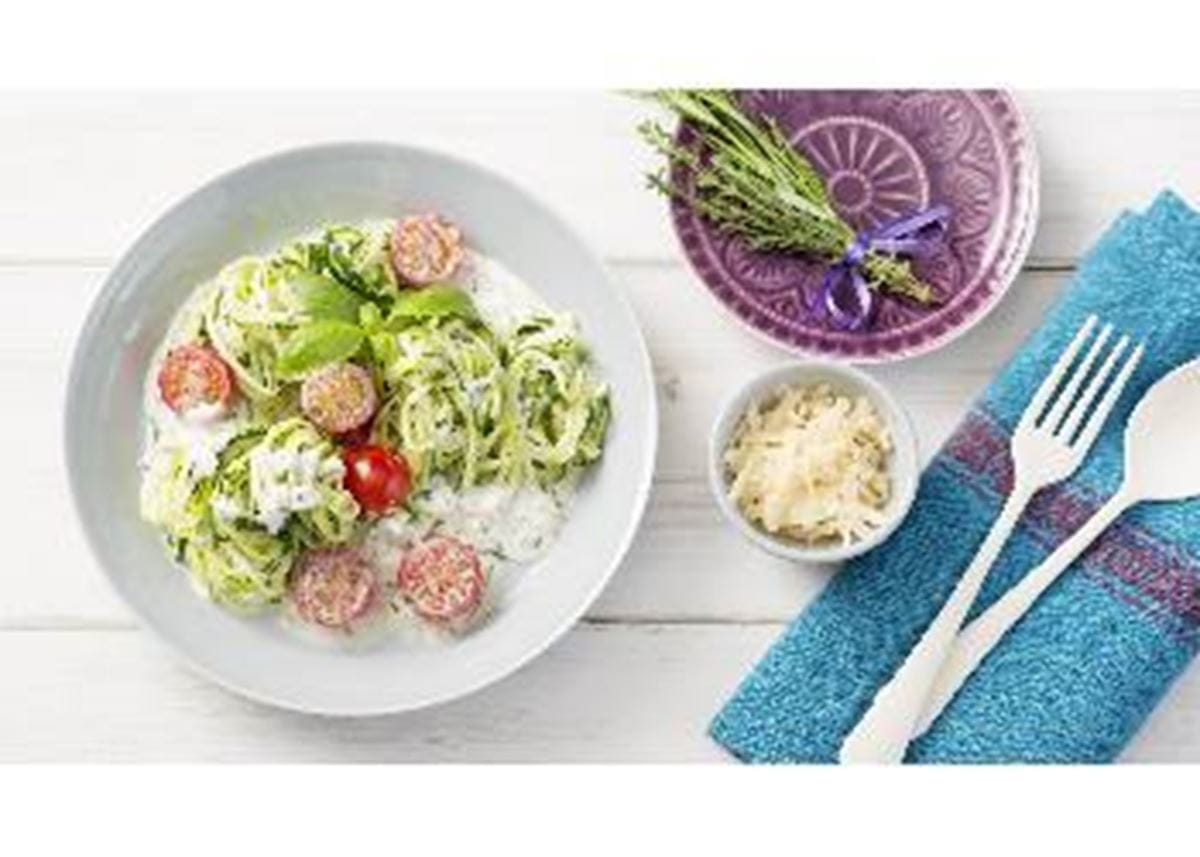 recipe image Zucchini-Spaghetti mit Kräutersoße