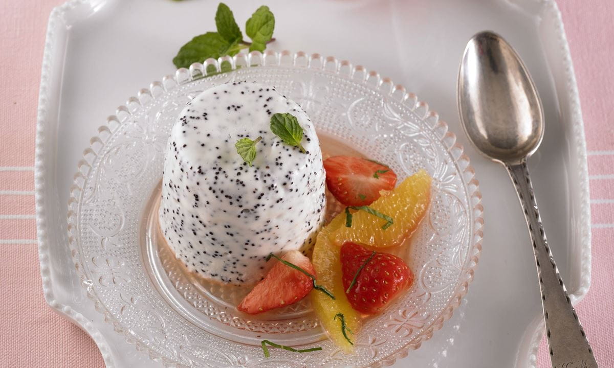 recipe image Mohn-Panna Cotta mit Erdbeer-Orangensalat