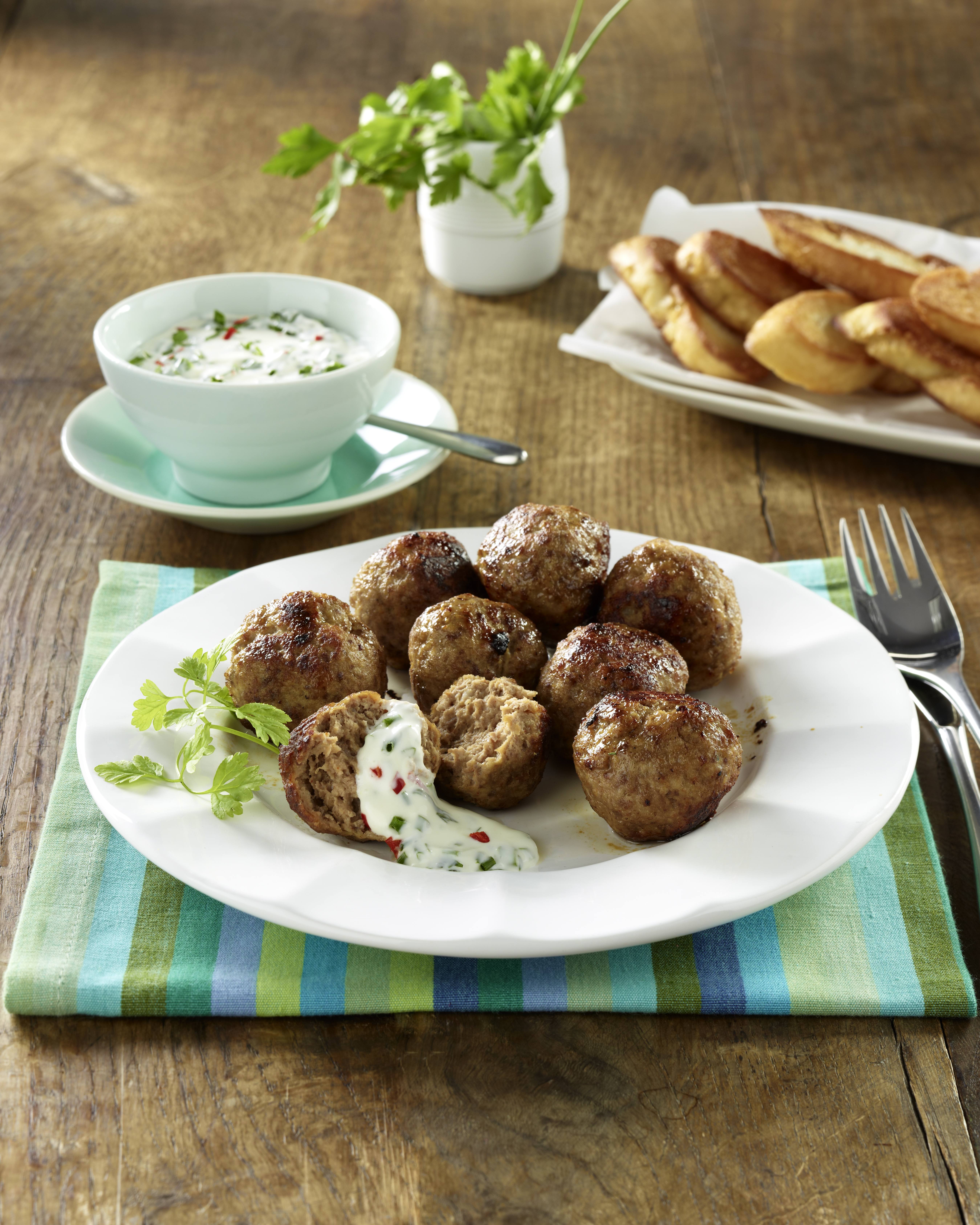 Hackbällchen mit Kräuter-Dip