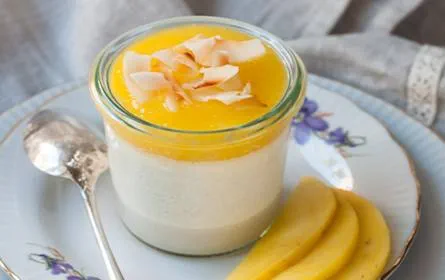 Kokos-Panna Cotta mit Mango