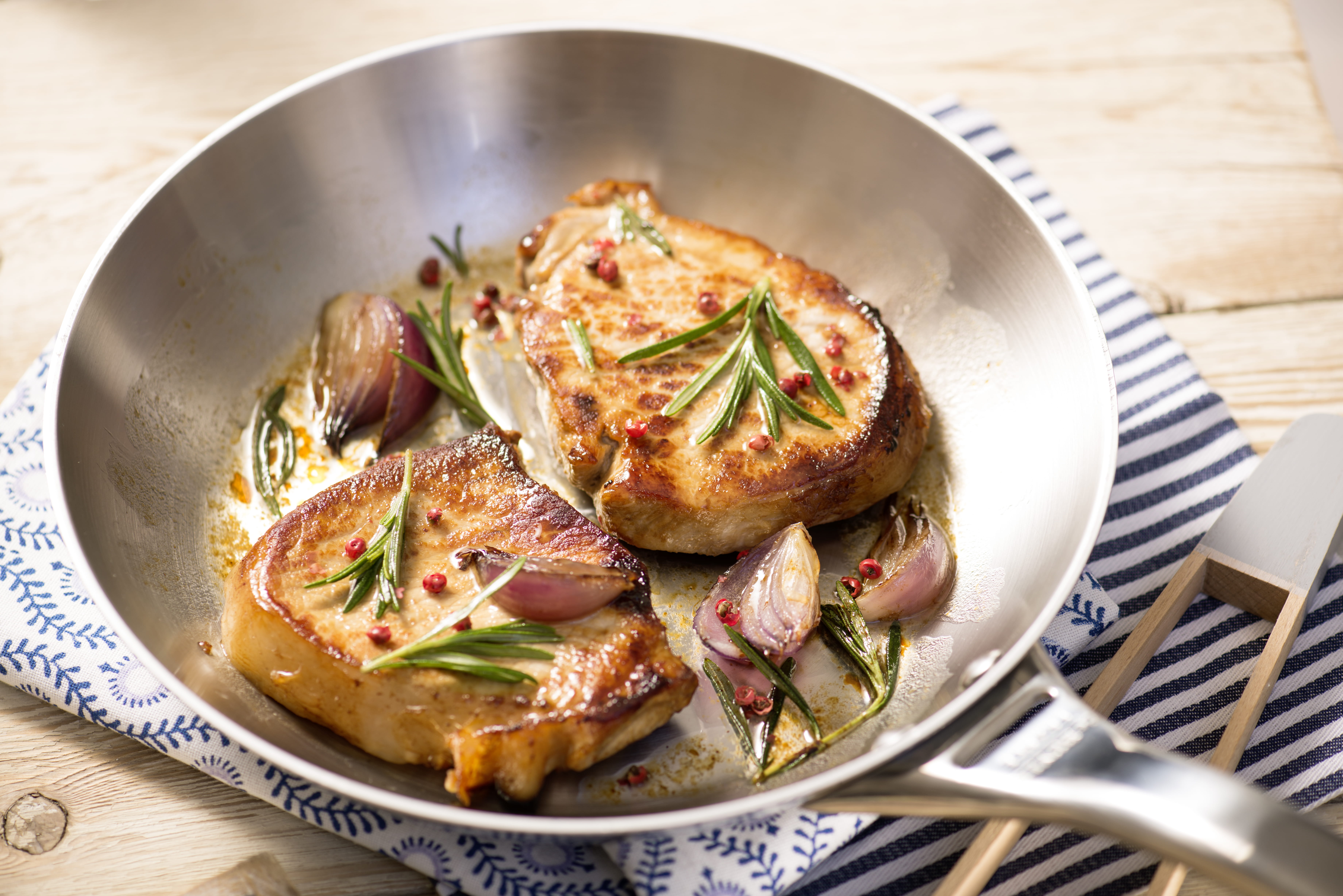 Schweinesteaks mit Rosmarin und roten Zwiebeln