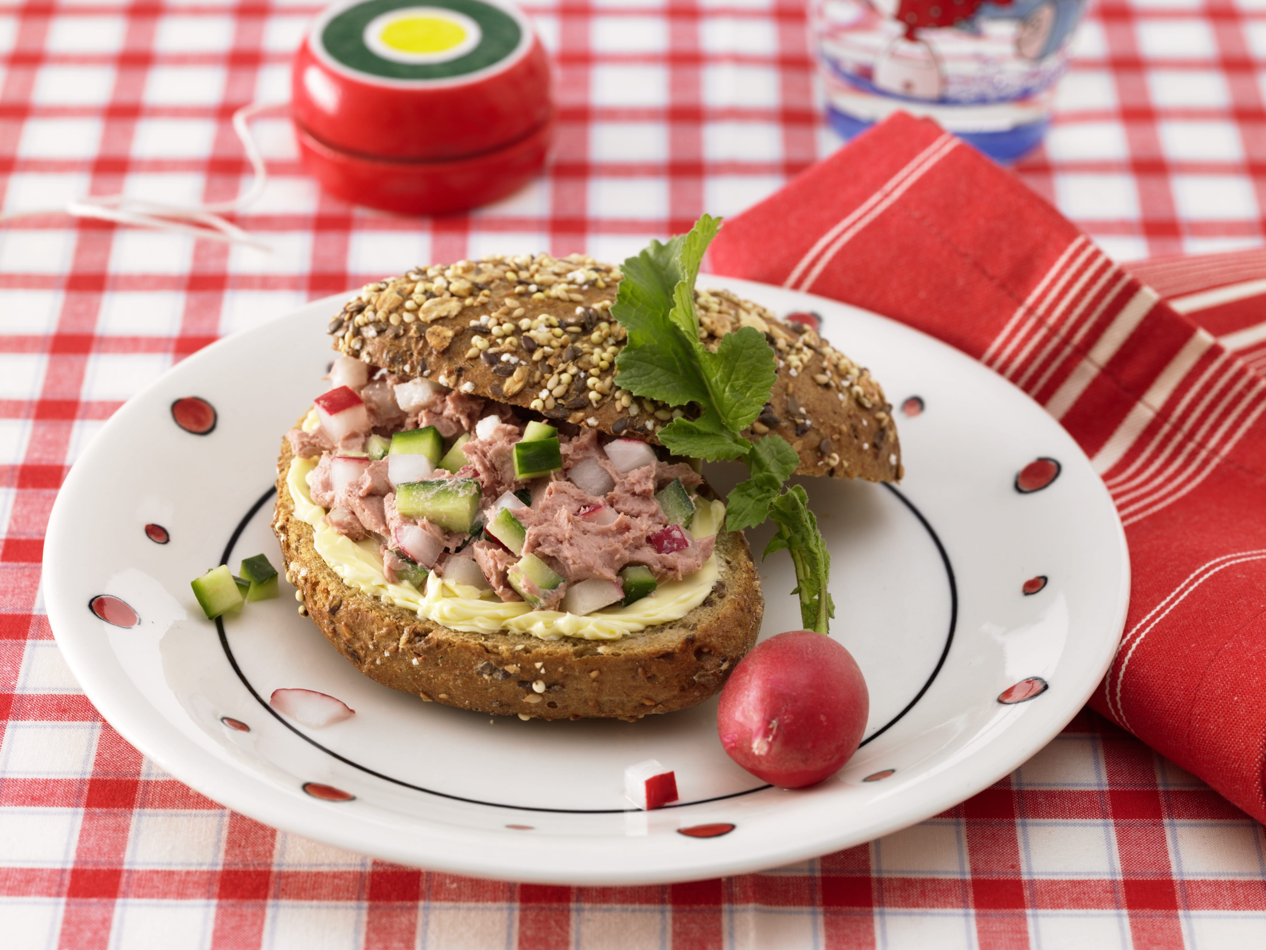 Körnerbrötchen mit Gemüseleberwurst