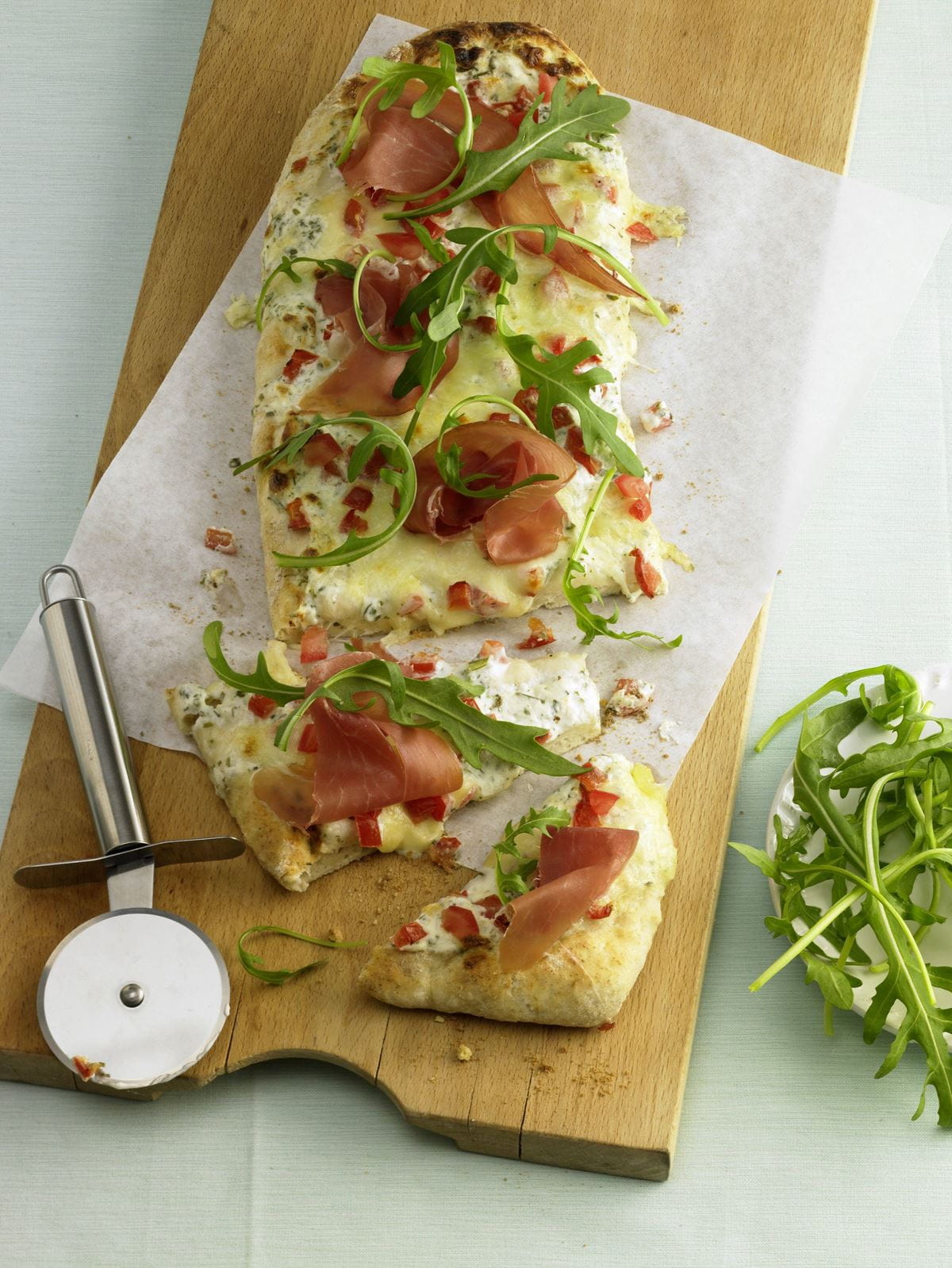 recipe image Pizza mit Cremefine, Serranoschinken und Rucola
