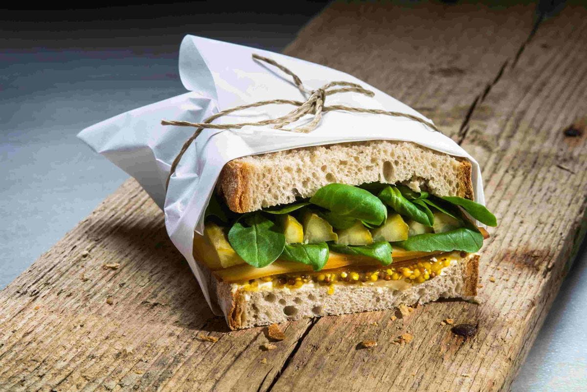 Sendvič s udený syrom, maslom a pickles