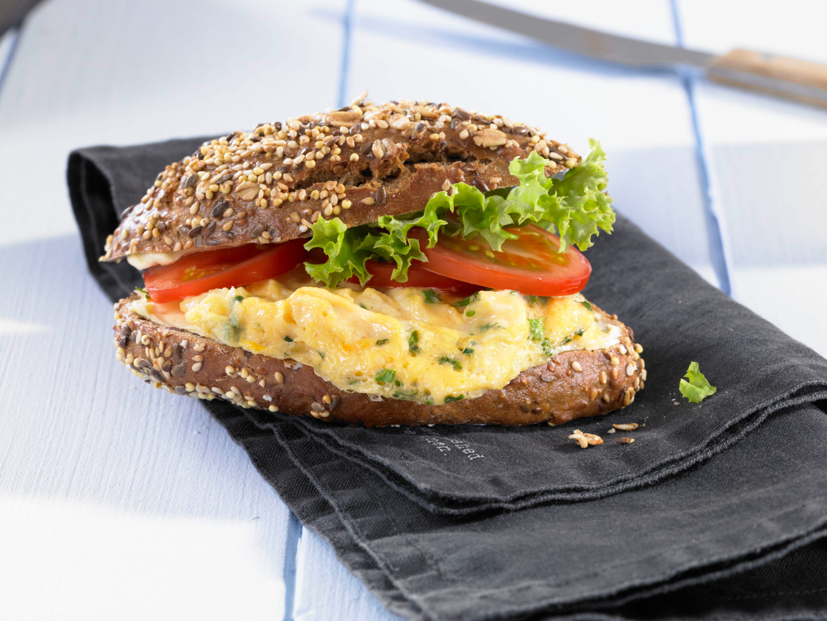 recipe image Vollkornbrötchen mit Rama, Kräuterrührei und Tomate