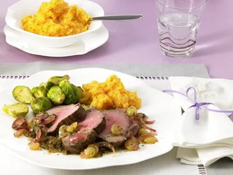 recipe image Rinderfilet mit Traubensauce und Kohlsprossen