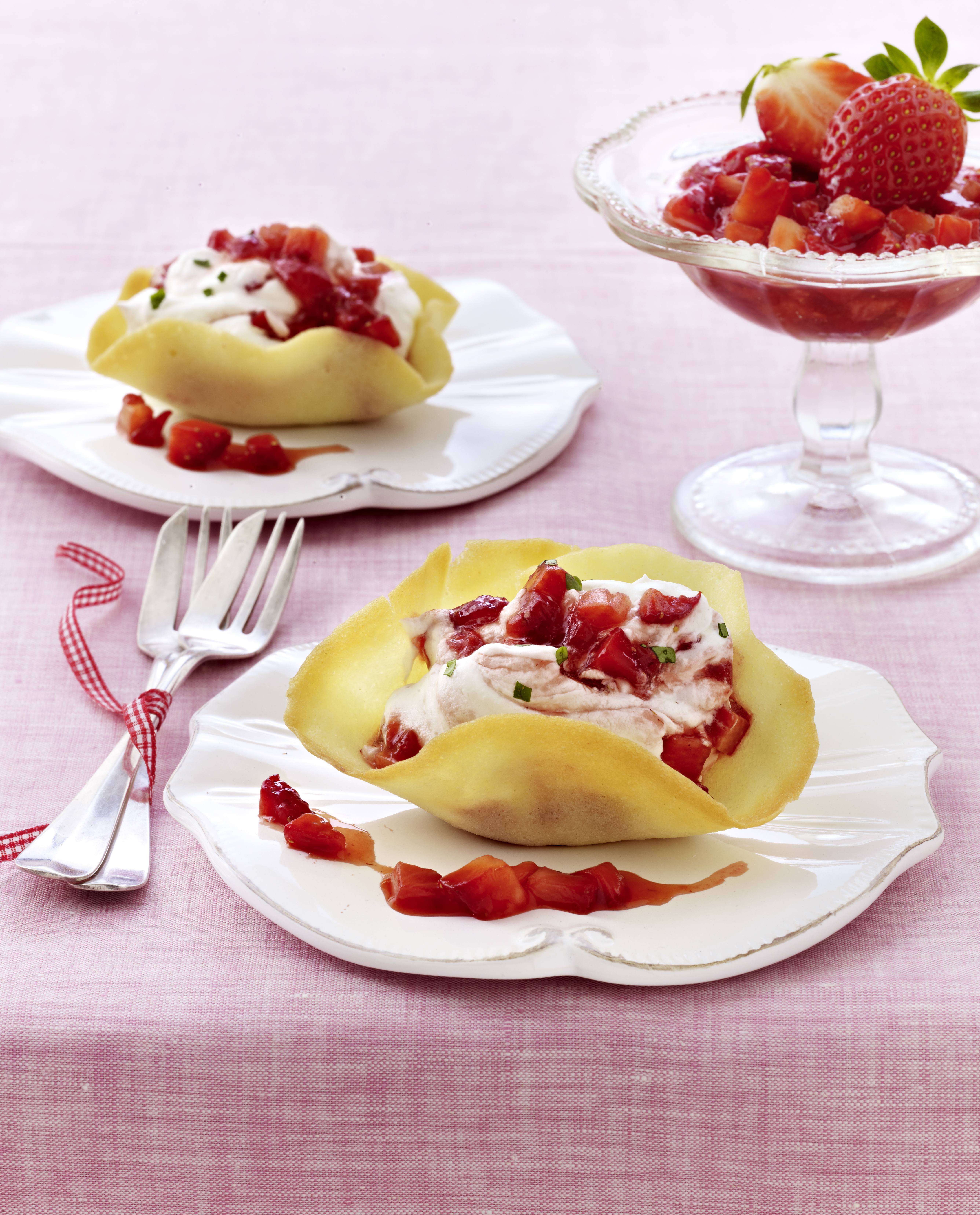 recipe image Erdbeer-Hippen mit Creme