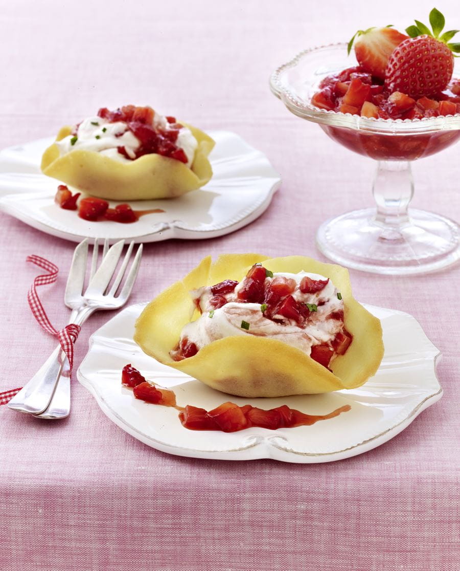 recipe image Erdbeer-Hippen mit Creme