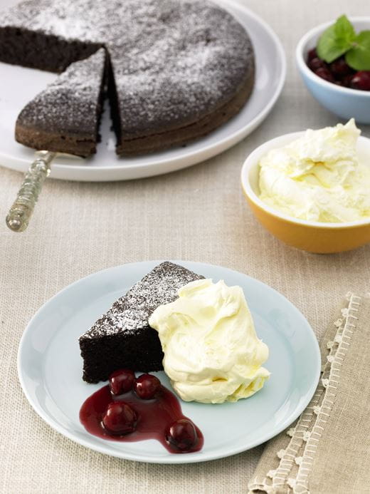 recipe image Schoko-Nuss-Kuchen mit Weichseln