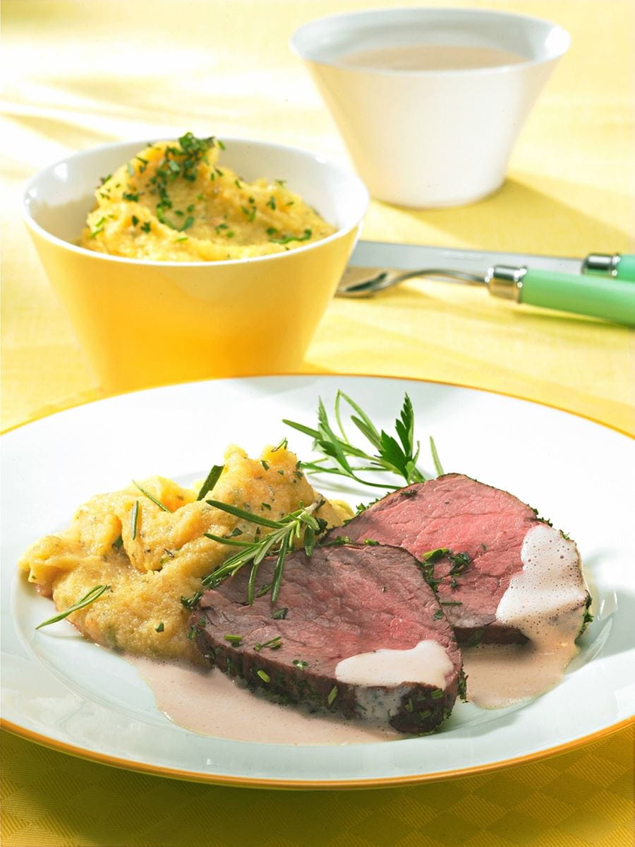 recipe image Kräuterfilet vom Rind mit Rosmarinpolenta und Chorizoschaum