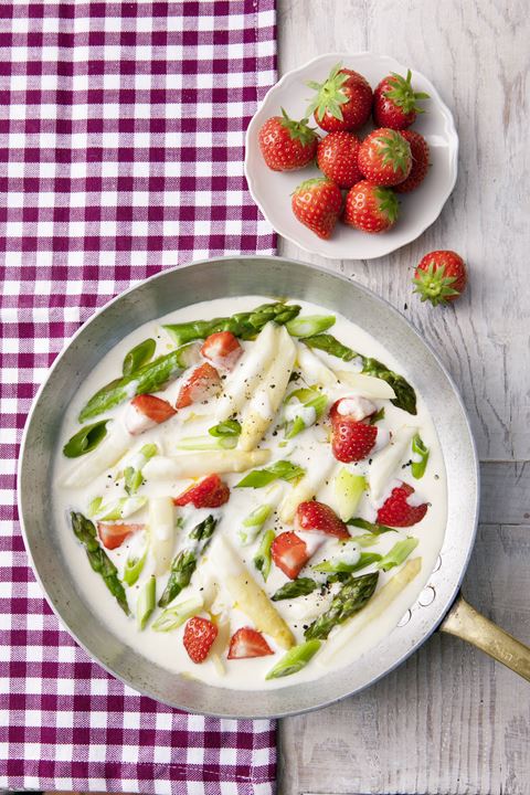 recipe image Spargel-Erdbeer-Pfanne mit Cremefine Parmesanguss