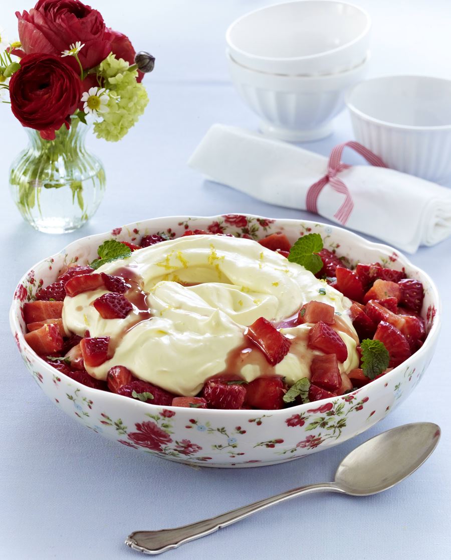 recipe image Zitronencreme mit marinierten Erdbeeren