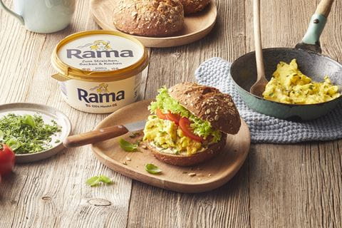 recipe image Vollkornbrötchen mit Rama, Kräuterrührei und Tomate