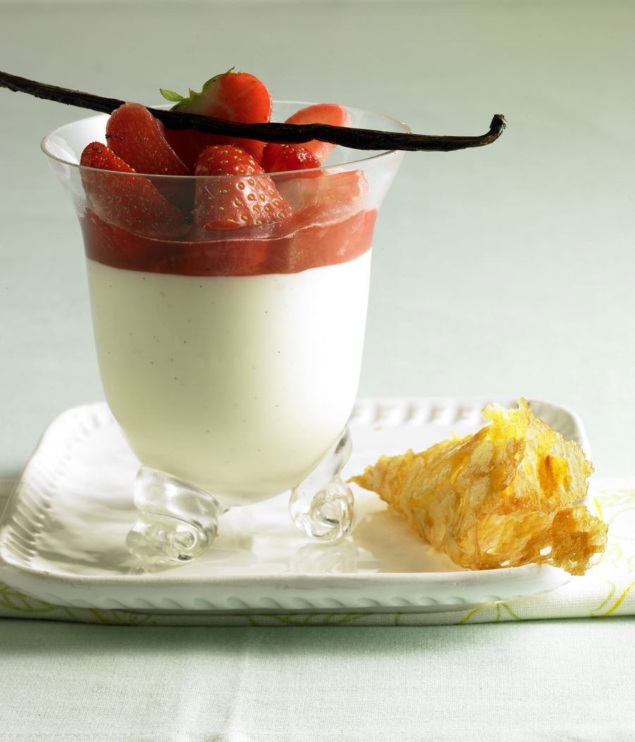 recipe image Cremefine-Creme mit Salat von Erdbeeren und Rhabarber mit Krokanthippen