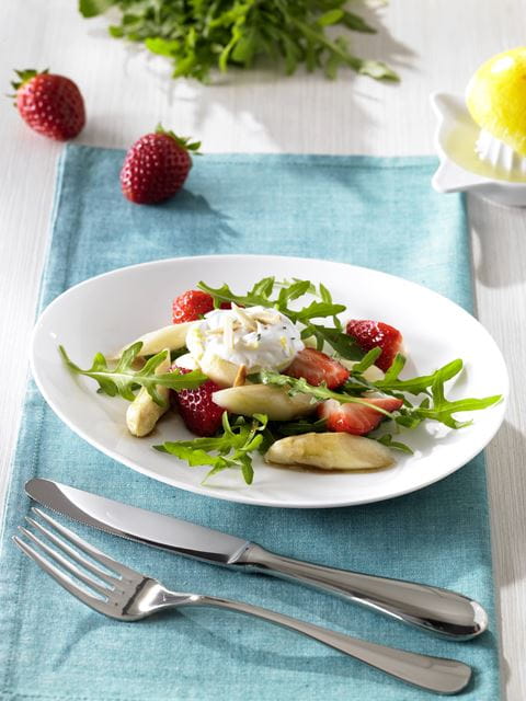 recipe image Spargelsalat mit Erdbeeren und Estragon-Crème