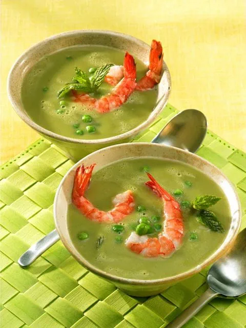 recipe image Erbsensuppe mit Minze und Garnelen