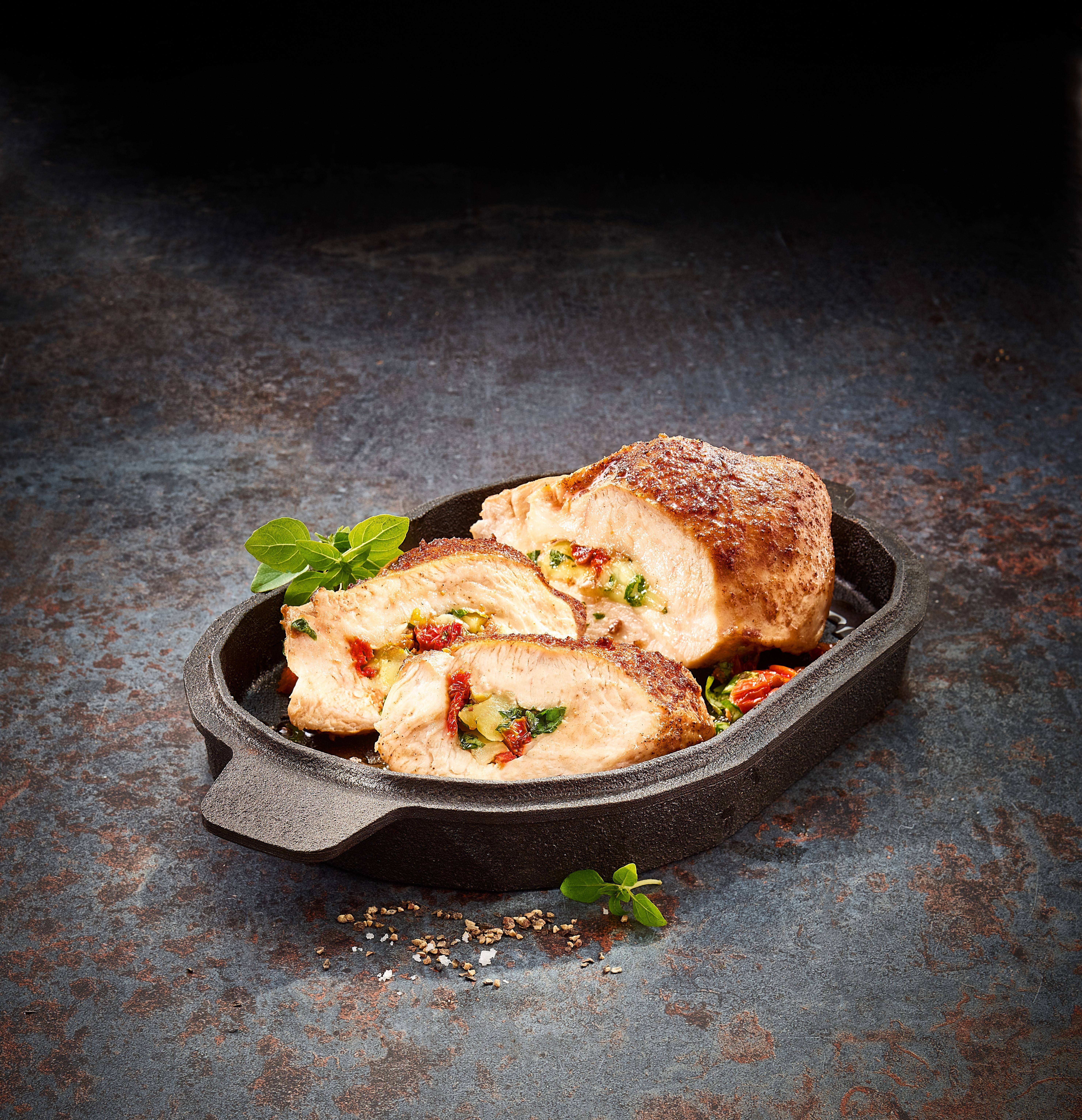 recipe image Gefüllte Hendlbrust mit Basilikum, Mozzarella und getrockneten Tomaten