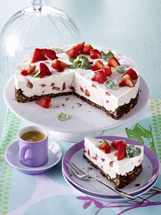 recipe image Erdbeer-Buttermilch-Torte mit Minze und Schoko-Bröselboden