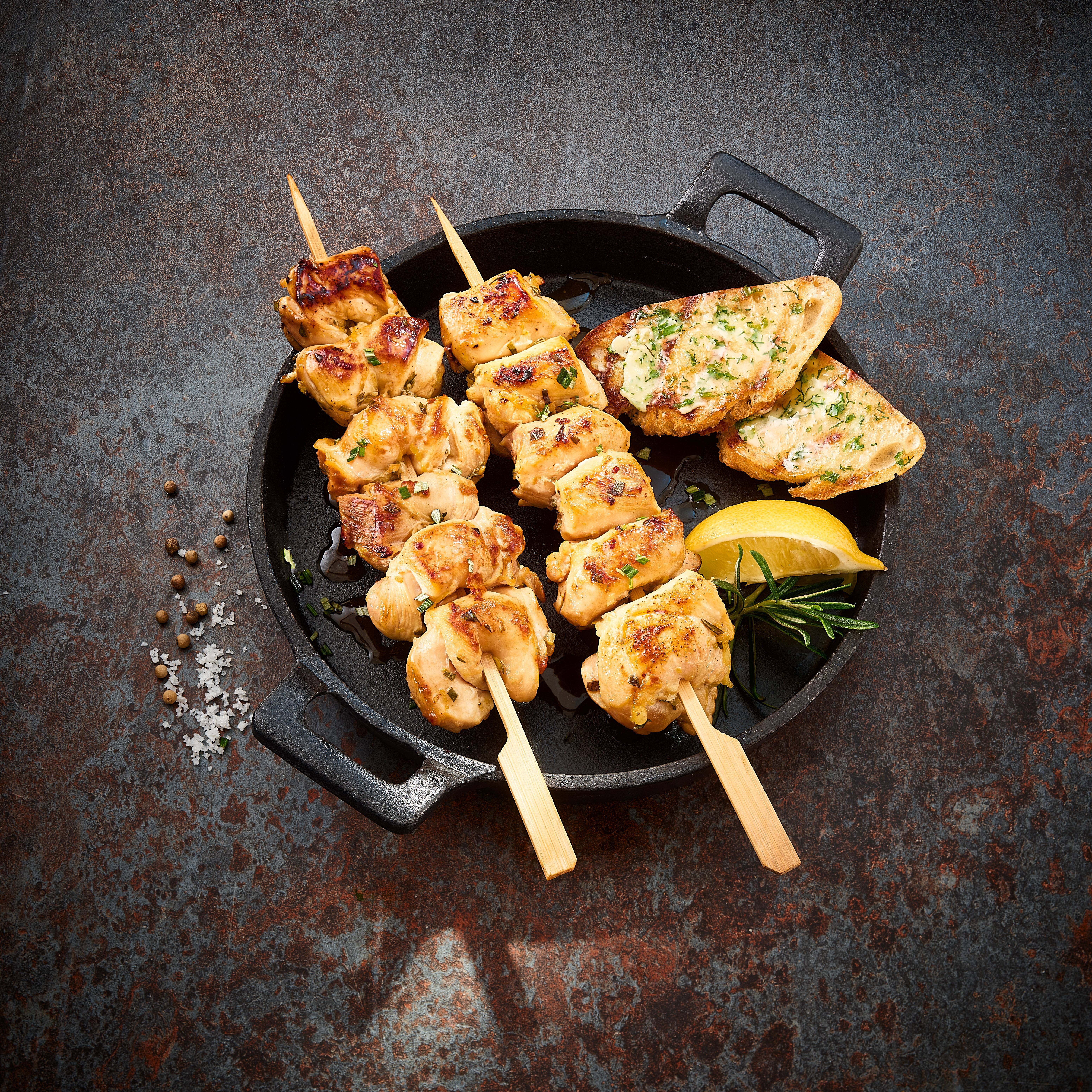 recipe image Hendlspieße in Zitronenmarinade mit Kräuterbaguette
