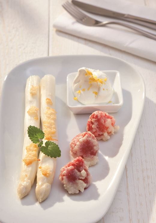 recipe image Erdbeer Tempura mit gratiniertem Spargel und Zitronen-Cremefine
