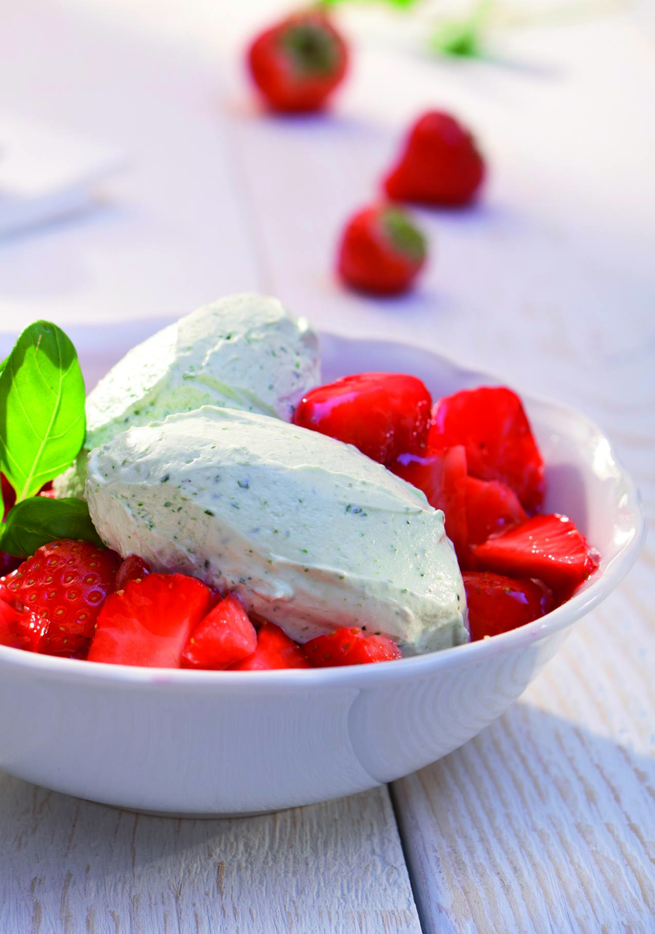recipe image Basilikum-Mousse auf Erdbeerkompott