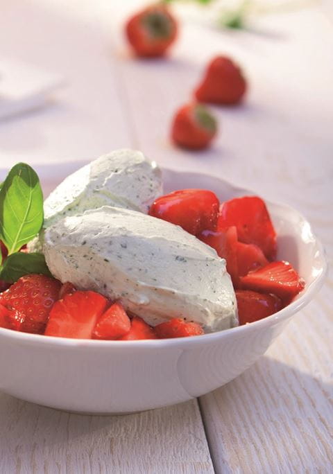 recipe image Basilikum-Mousse auf Erdbeerkompott