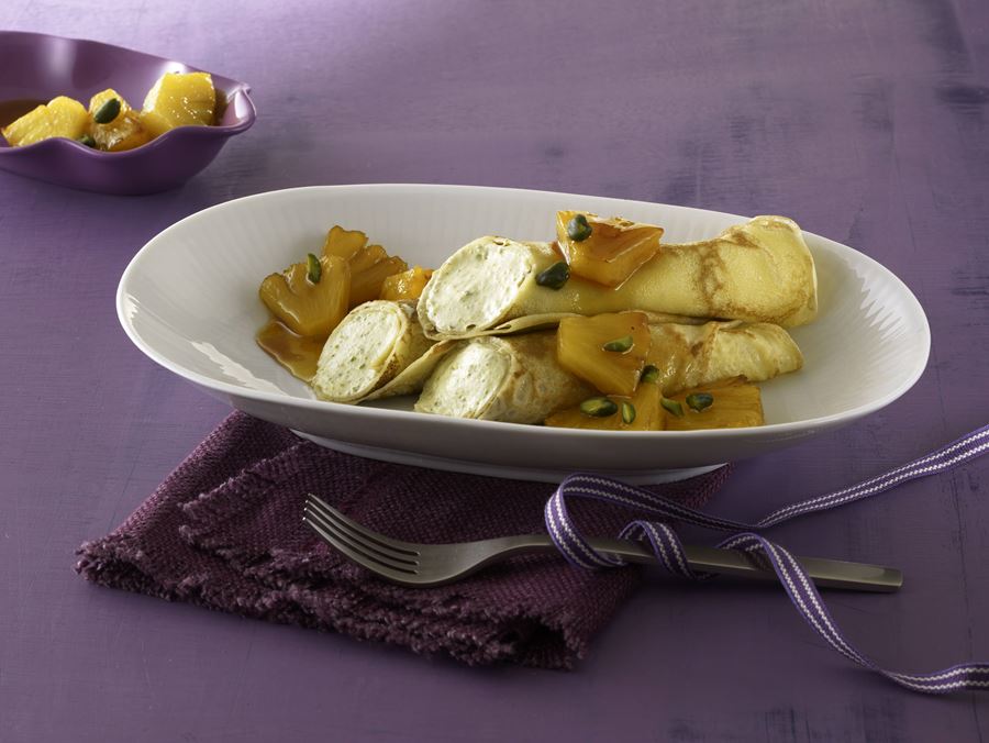 recipe image Pistazien-Vanille-Mousse im Crepemantel und Ananas