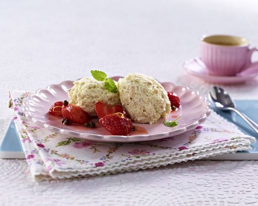 recipe image Marinierte Erdbeeren auf weißer Schokomousse