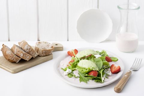 recipe image Grüner Salat mit Cremefine Avocadocreme, Erdbeeren und Ziegenkäse