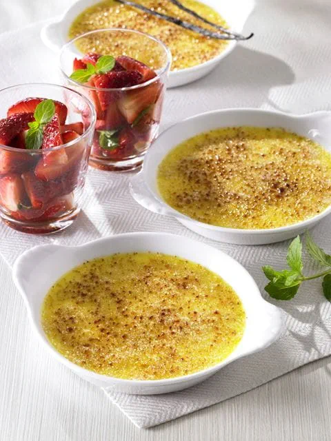 recipe image Crème Brûlée mit Erdbeersalat