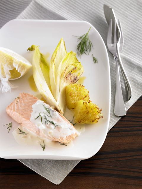 recipe image Pochierter Lachs, Dillrahmsauce, glasierter Chicorée und Rösti