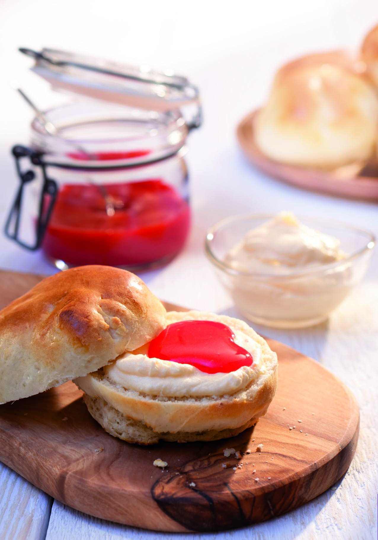 recipe image Scones mit Cremefine „Clotted Cream“ und kaltgerührter Erdbeerkonfitüre