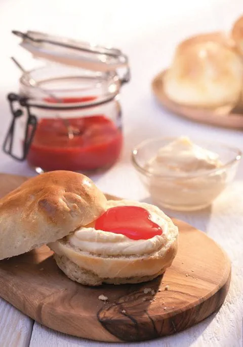 recipe image Scones mit Cremefine „Clotted Cream“ und kaltgerührter Erdbeerkonfitüre